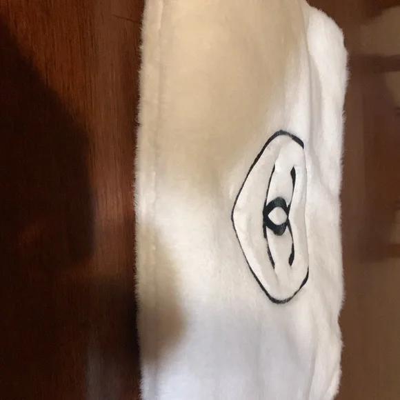 Absolutely adorable authentic rare,collectible white Chanel furry pouch/clutch. - Picture 14 of 17